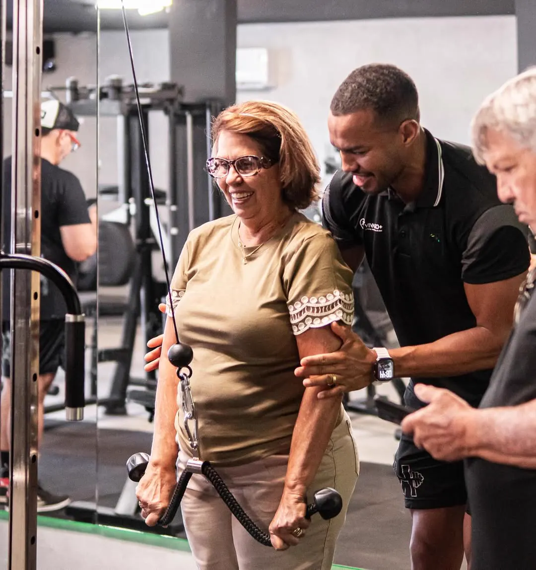 Aluna treinando com acompanhamento individual no Viva 50+