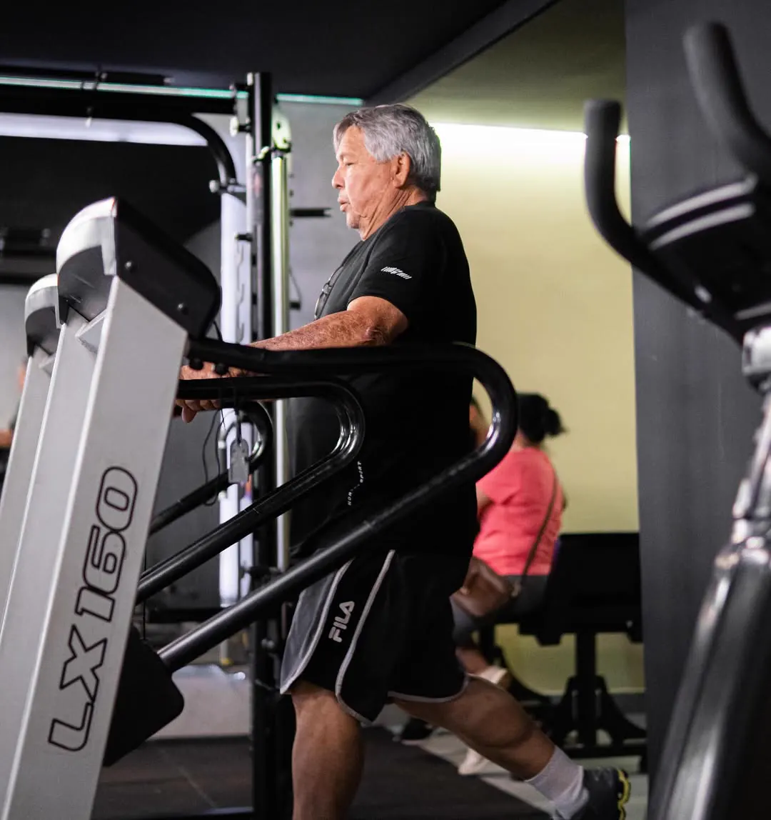 Aluno em treino cardiovascular no Viva 50+